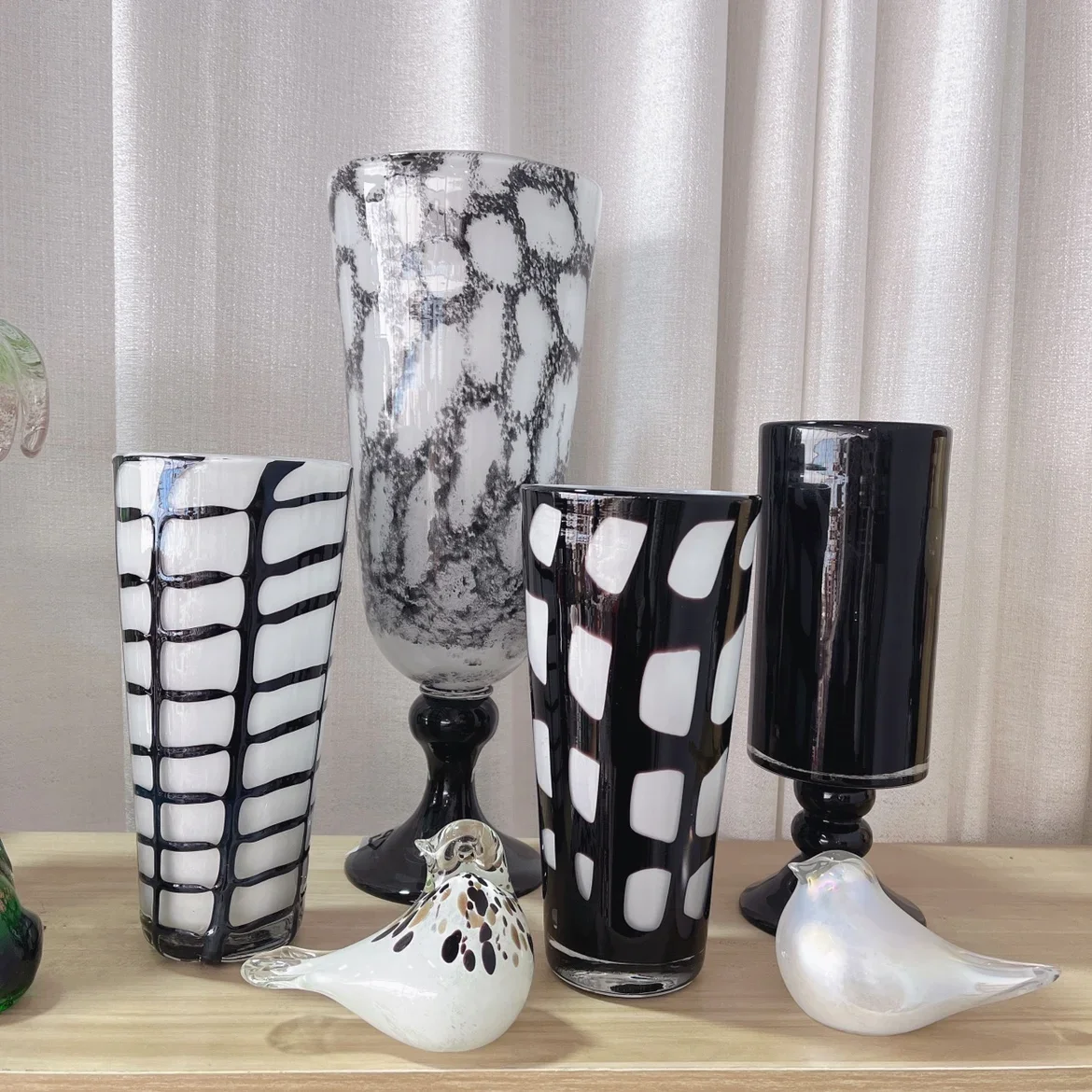 

Export Middle American style black and white striped straight tube art handmade glass vase