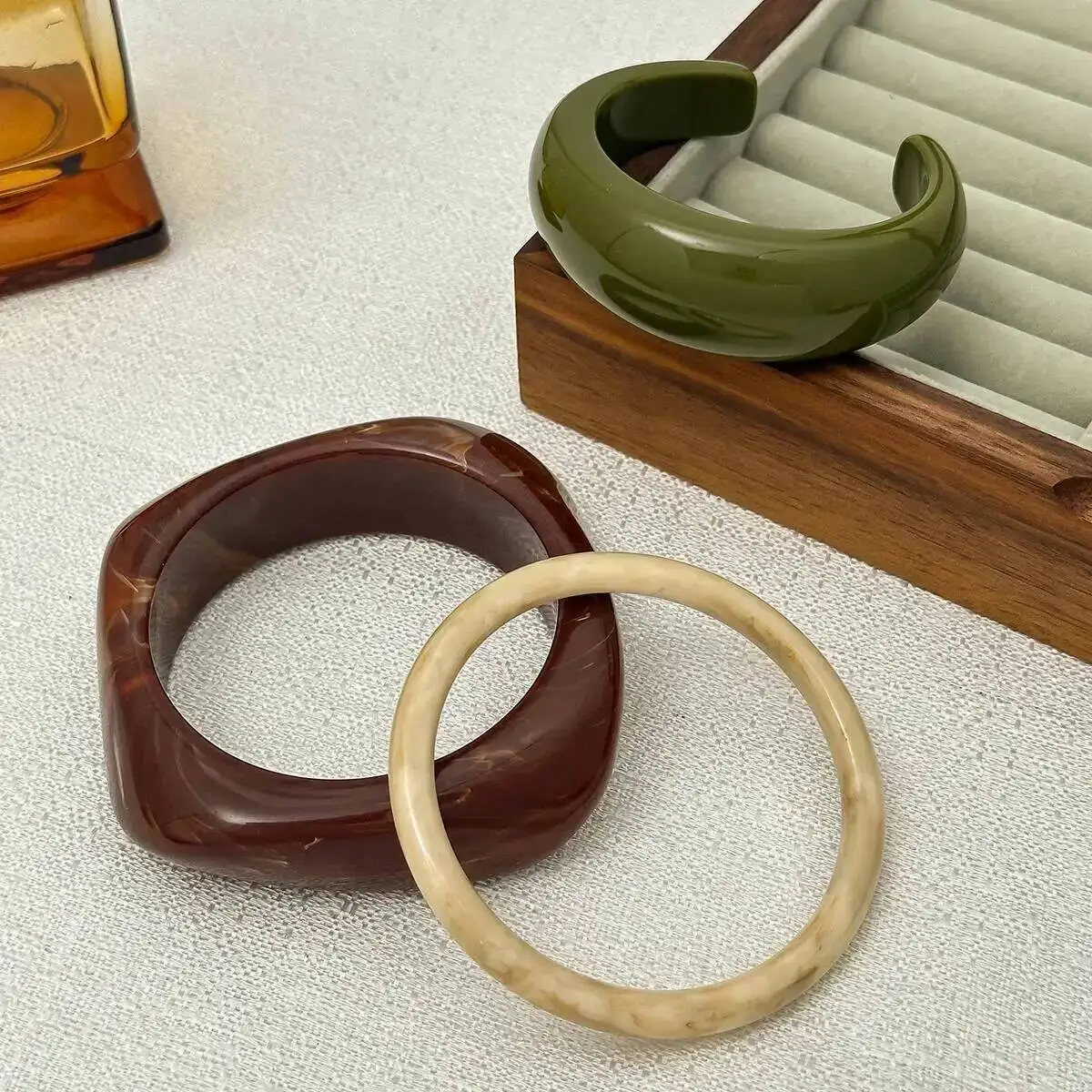 

Lacteo Punk Irregular Green Off White Reddish Brown Resin Acrylic Bangle Women Trend Retro Geometric Wide Cuff Bracelet Jewelry