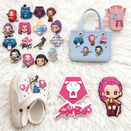 Popular K-POP de dibujos animados Demon Hunters, zuecos clásicos, adornos para zapatos, pulsera, regalo de fiesta, accesorios para zapatos