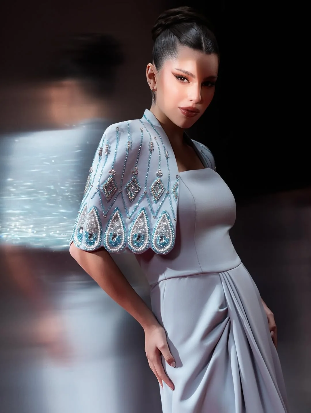 Elegante azul tendencia de lujo Maxi desmontable con cuentas detalle de capa satén acanalado hasta el suelo vestido de fiesta Formal de graduación de noche delgado