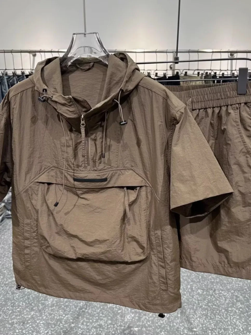 

Мужской комплект: худи свободного кроя из ледяного шелка с воротником-стойкой и брюки прямого кроя для летних видов спорта на открытом воздухе, с защитой от солнца