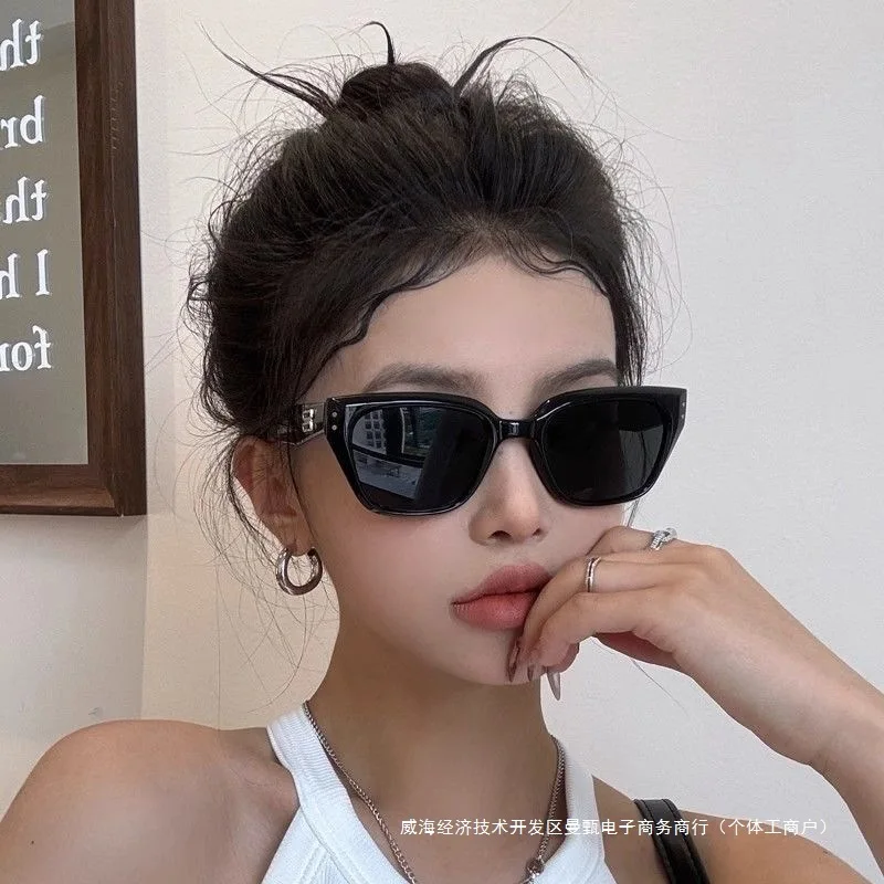 نظارات شمسية جديدة على شكل عين القطة لعام 2025 للنساء، راقية وأنيقة، وجه دائري صغير مربع، طراز أوروبي وأمريكي قديم باللون الأسود Su