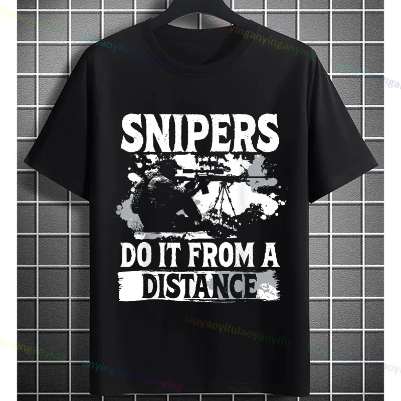 Koszulka z grafiką snajpera z napisem: "Yeah I Shoot Like a Girl", 100% bawełna, krótki rękaw, okrągły dekolt, styl streetwear, humorystyczna koszulka.