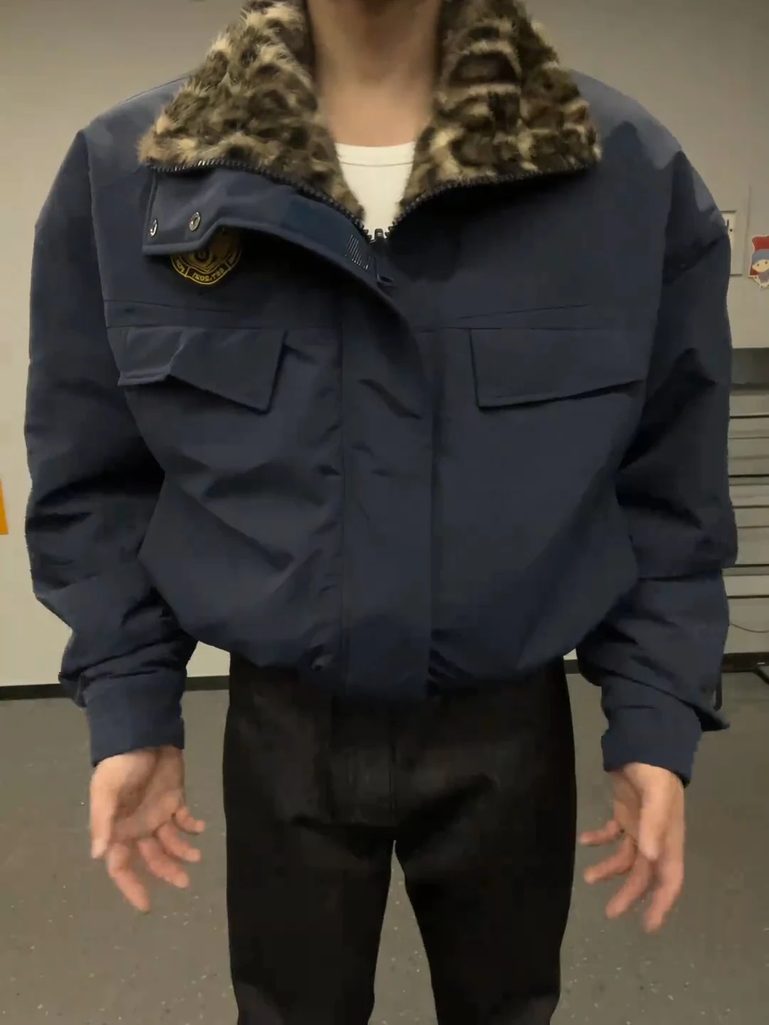 

Мужская утепленная куртка в американском ретро-стиле с меховым воротником и леопардовым принтом, хлопковое пальто, теплая верхняя одежда, трендовая модель для осени и зимы