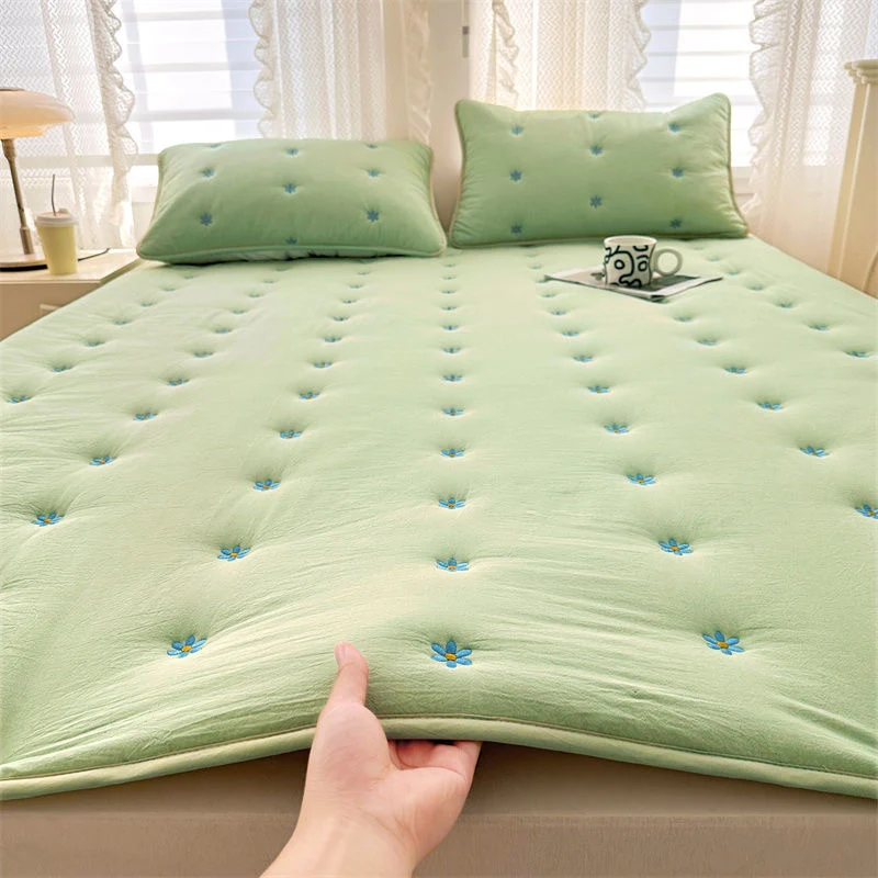 Washed cotton soybean quilted embroidered non-slip anti-stain mattress