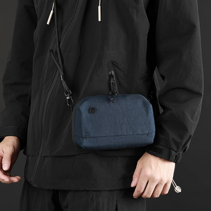 複数のコンパートメントを備えた軽量クロスボディバッグ 大容量の小さなスリングバッグ 男性用 カジュアルショルダーバッグ 必需品用