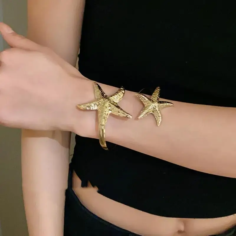 自由奔放に生きる金属ヒトデオープンカフバングル女性のためのゴールドカラーパンクフラワー幾何学アームブレスレット夏のビーチパーティージュエリーギフト