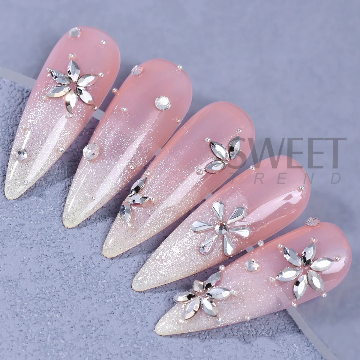 ตกแต่งเล็บลายเกล็ดหิมะเพชร 6 ช่อง ลูกบอลเหล็กคาเวียร์ พลอยติดหลังแบน ดีไซน์เครื่องประดับคริสต์มาส ฤดูหนาว ประดับคริสตัลวิบวับ