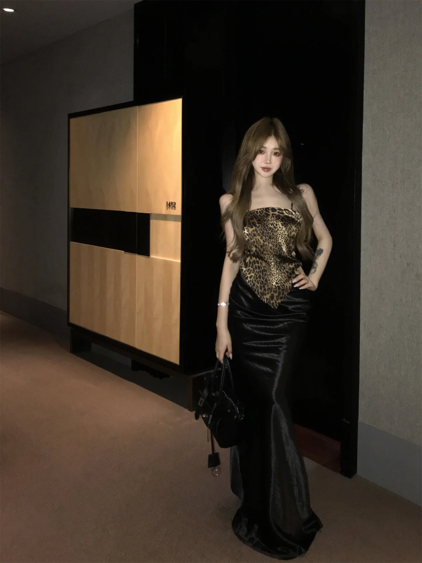 

Модный комплект из двух предметов в стиле Hot Girl с леопардовым принтом: женский летний облегающий универсальный топ-халтер и юбка, повседневный стиль