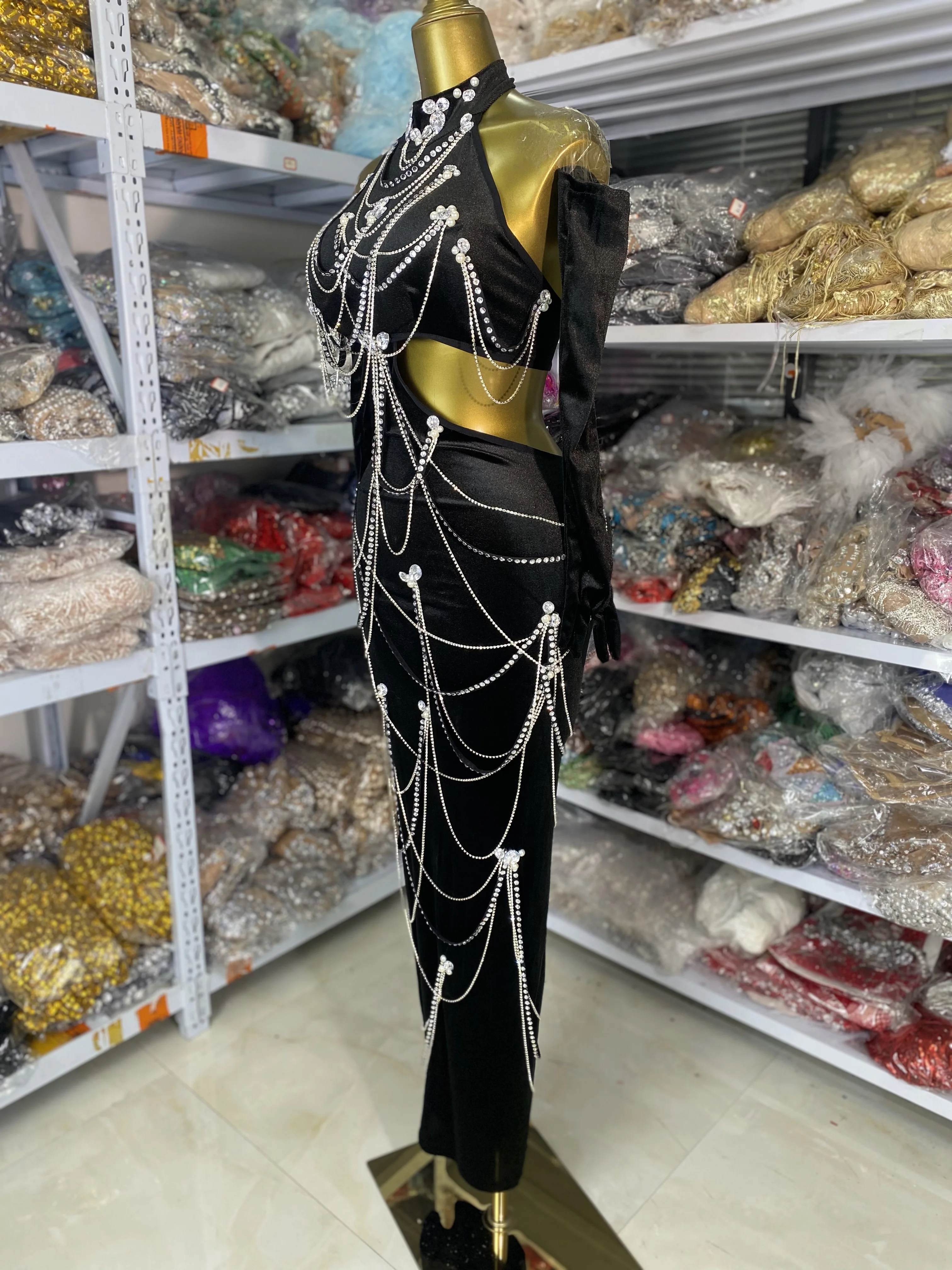 Vrouwen Luxe Avond Club Feestjurk Zwart Fluwelen Halter Strass Diamanten Ketting Uitgesneden Lange Jurk Met Handschoenen Groothandel