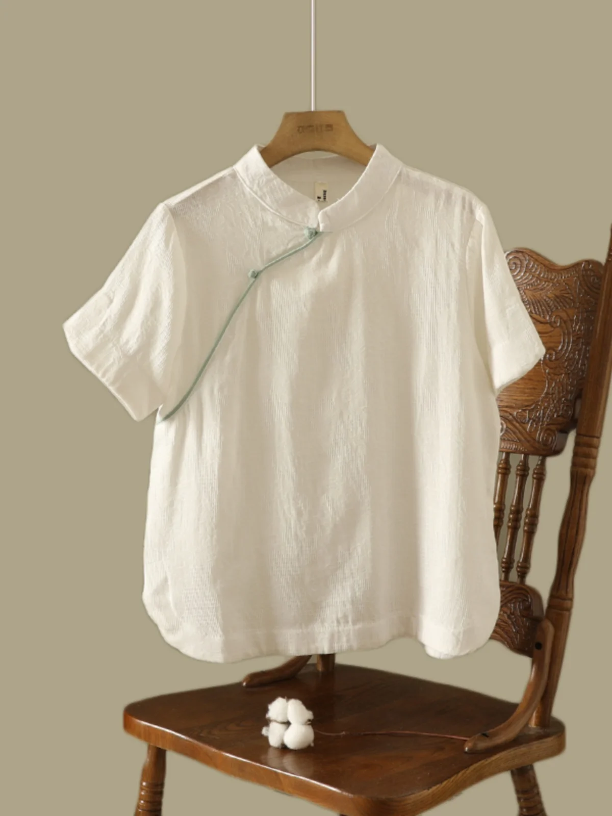 ゆったりとした綿麻または麻の女性用大きいサイズカジュアル襟サイドボタンデザイン無地サマートップ