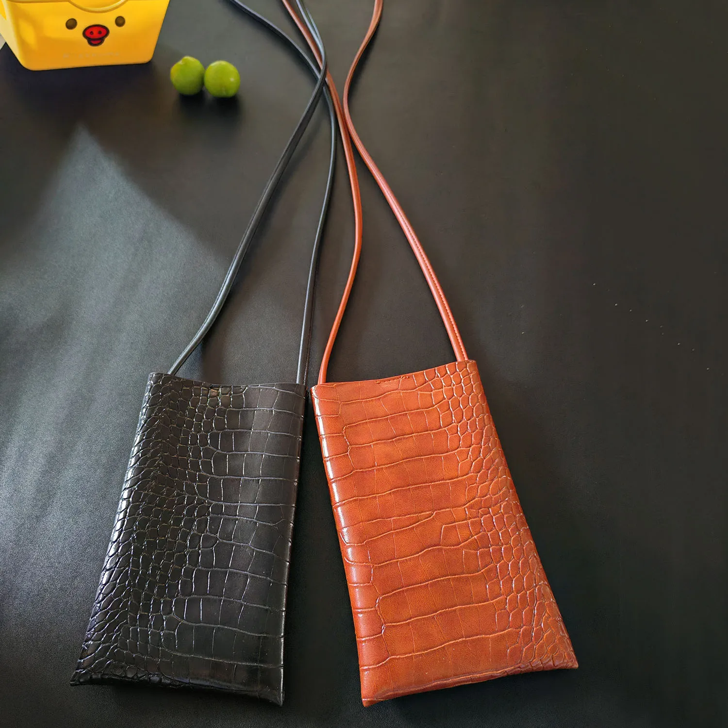 

Lightweight Crossbody Phone Pouch for Women Elegant Minimalist Korean Style Crocodile Patterned Compact Fashionable Bag