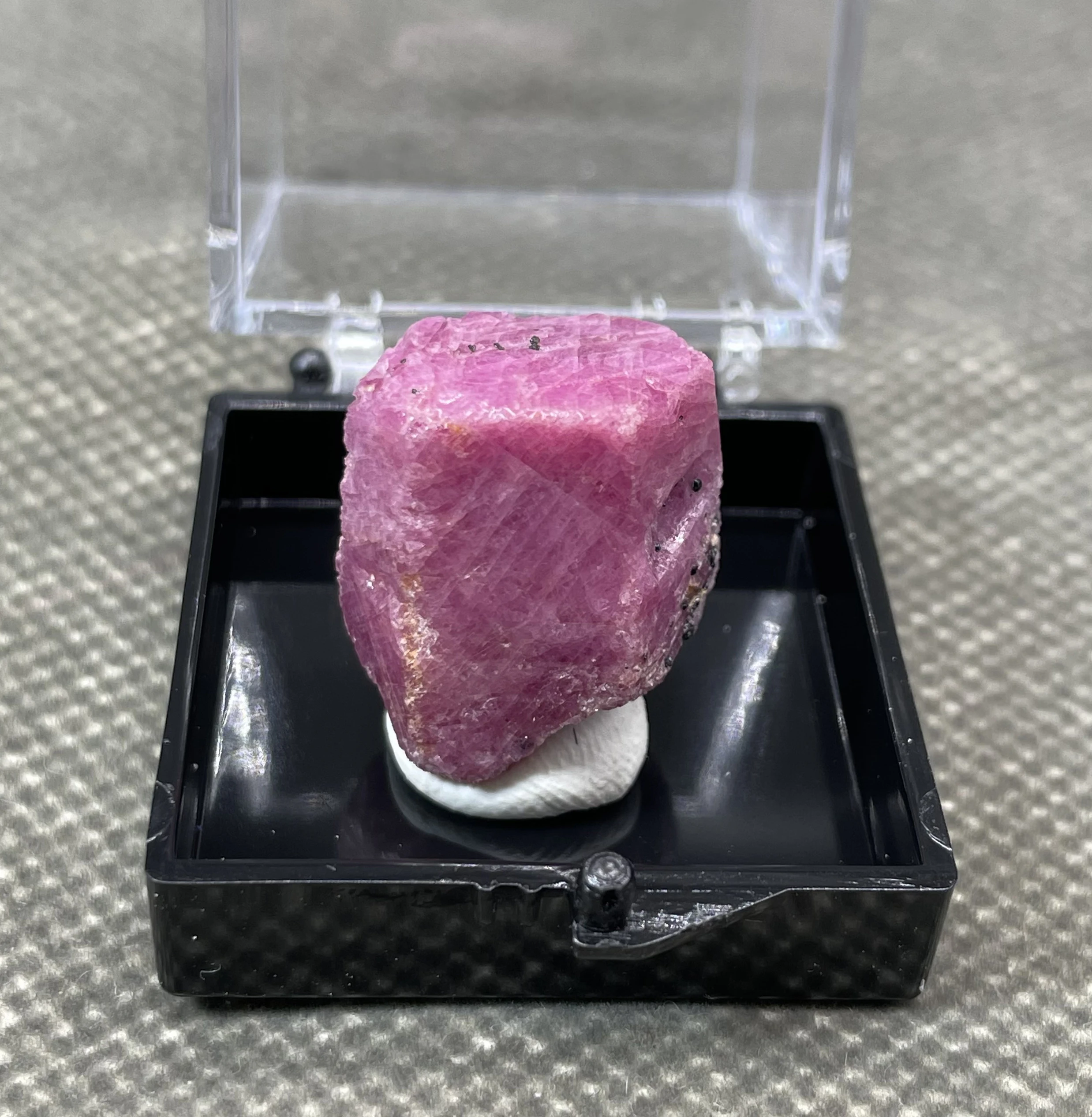 BEST! 100% natural Tanzanian fluorescence Ruby rough mineral stones and crystals healing crystals quartz+ box size 3.4cm