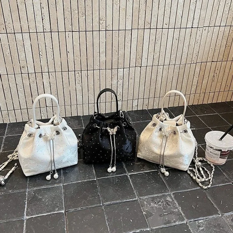 

Elegant Tassel Accent Clutch Bag For Women Designer Inspired Leather Detail With A Long Decorative Zip Tassel