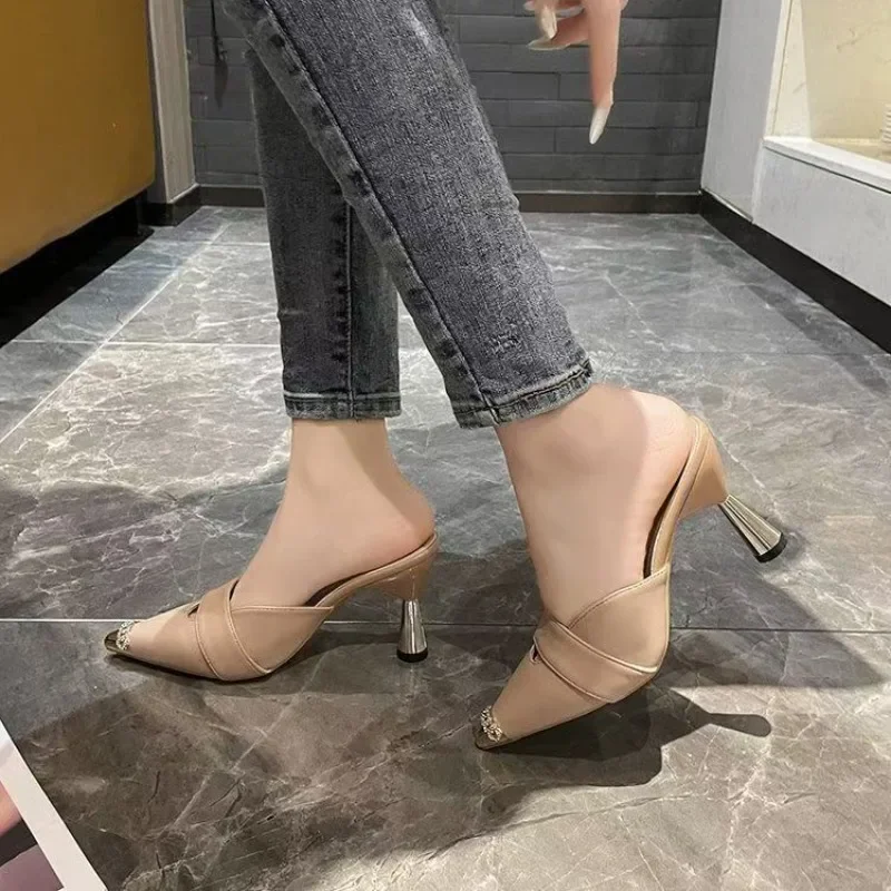 

Новинка лета 2024, простые тапочки на высоком каблуке с острым носком, женская верхняя одежда, одно слово, туфли Muller Baotou Half Drag