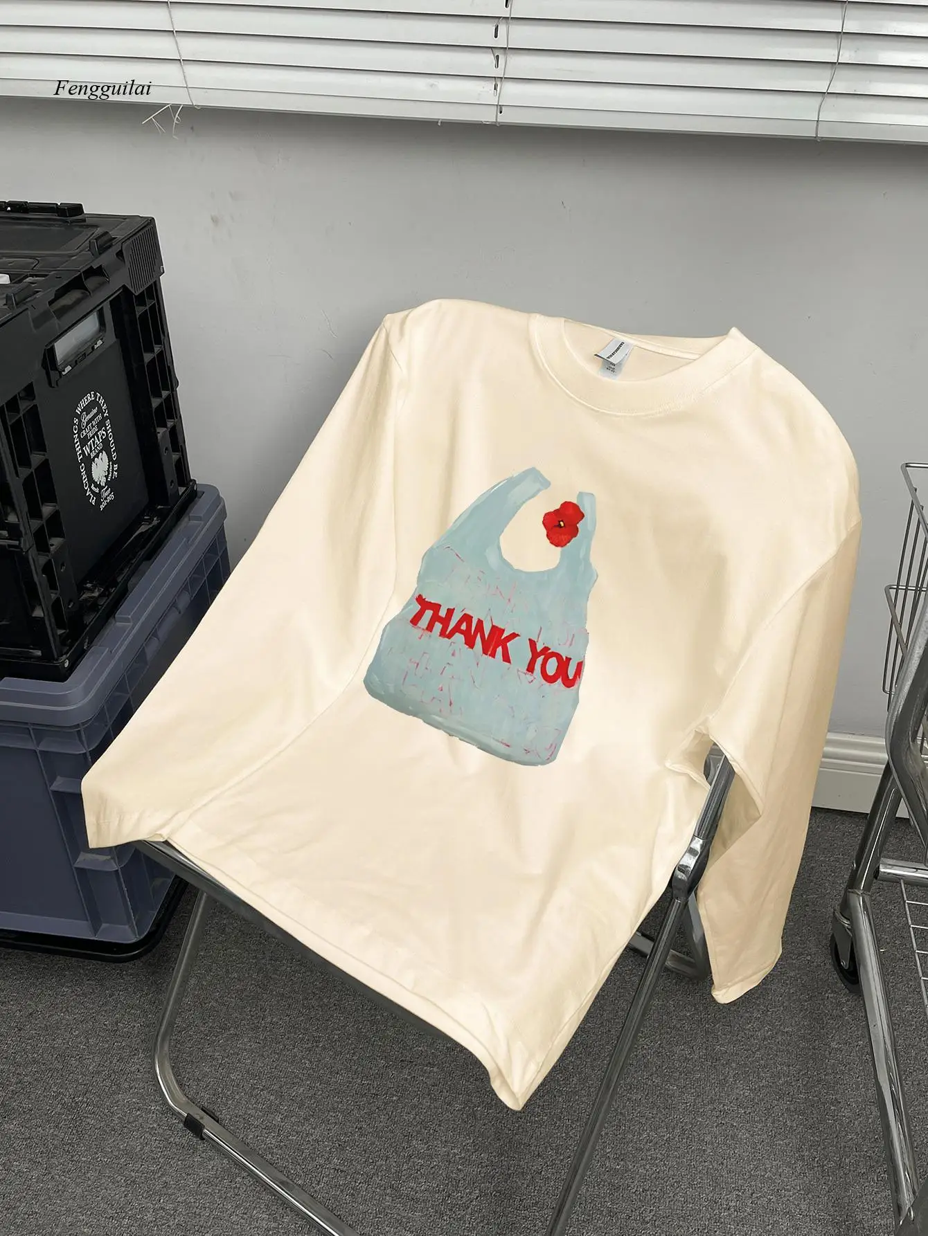 

Повседневная футболка с длинным рукавом и игривой графикой «Спасибо» — мягкий хлопок, круглый вырез, светло-серый с принтом красных губ