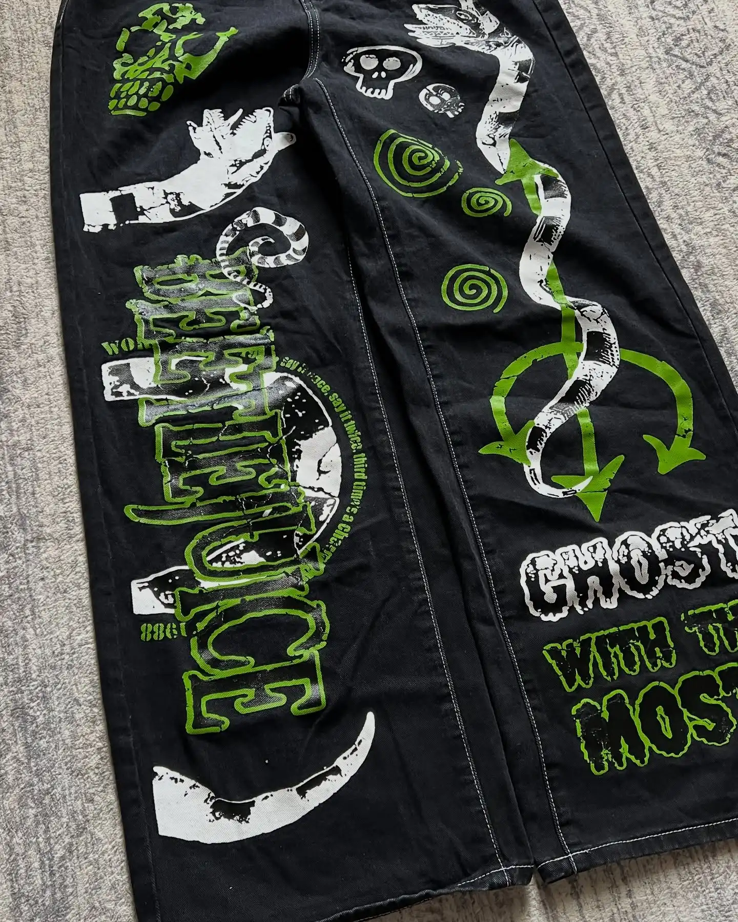 Nowe, stylowe dżinsy z grafiką dla mężczyzn i kobiet, czarno-zielono-białe, z nadrukiem czaszki MostDesign w stylu streetwear.