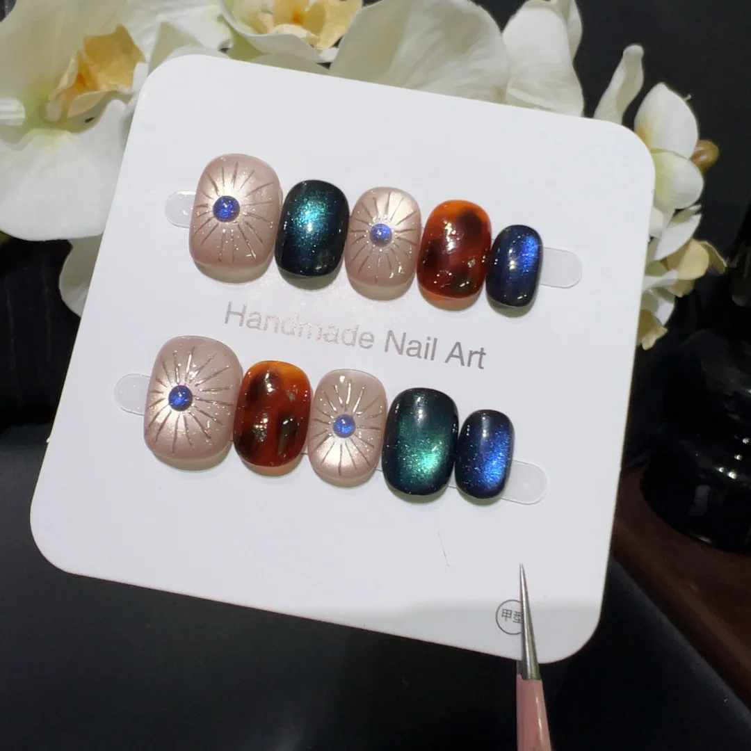 10 قطعة اليدوية قصيرة مستديرة الصحافة على الأظافر العنبر منقوشة لامعة الأزرق عيون القط تصميم الحلو كول الأظافر وهمية يمكن ارتداؤها رسومات أظافر تلميح #2