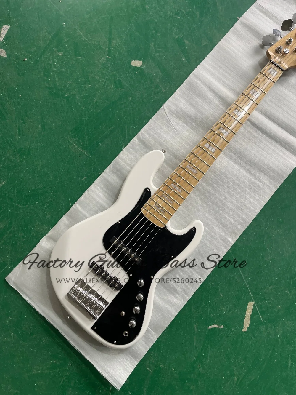

Изготовленный на заказ 6-струнный белый бас, твердый корпус, инкрустация корпусом грифа из клена, активный аккумулятор, черная доска звукоснимателя