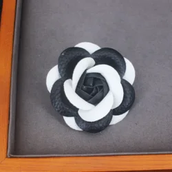 New Black White Fabric Camellia Flower Brooch Collar Pins Wedding Party Corsage Luxury Jewelry Brooches for Women Accessories