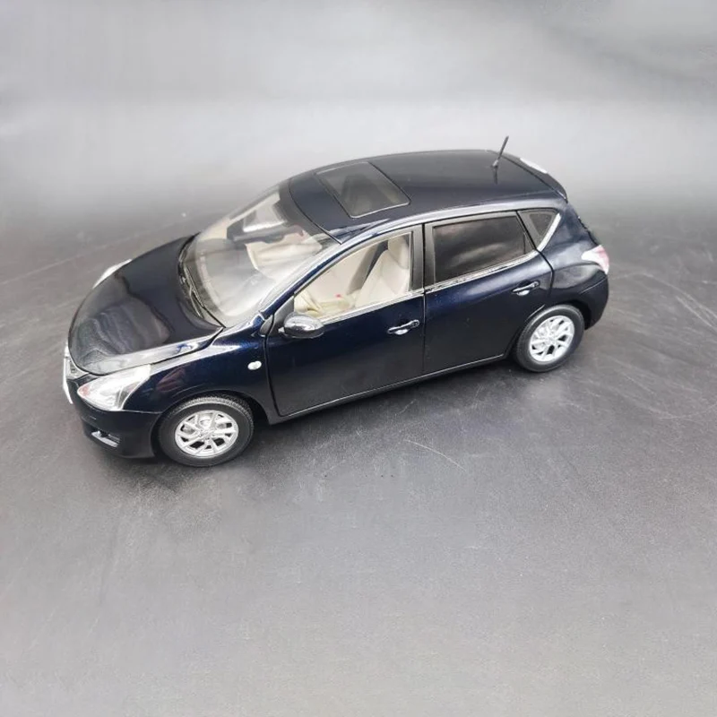 Diecast 1:18 Scale Dongfeng Nissan Tiida Alloy Car Model Collection Souvenir Display Ornaments Vehicle Toy