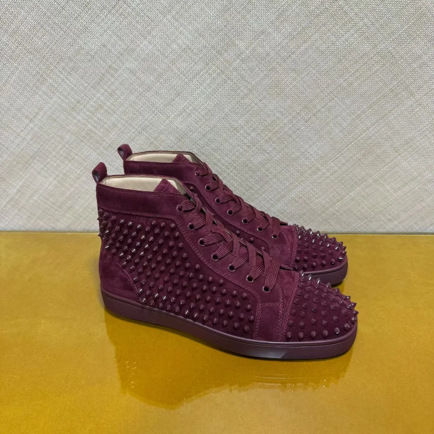 Image of Luxuriöse Herren-Spikes High-Top-Sneaker aus echtem Wildleder mit Schnürung, Premium-Sneaker mit weinroter Sohle, klassische Freizeitschuhe im Bootsschuh-Stil