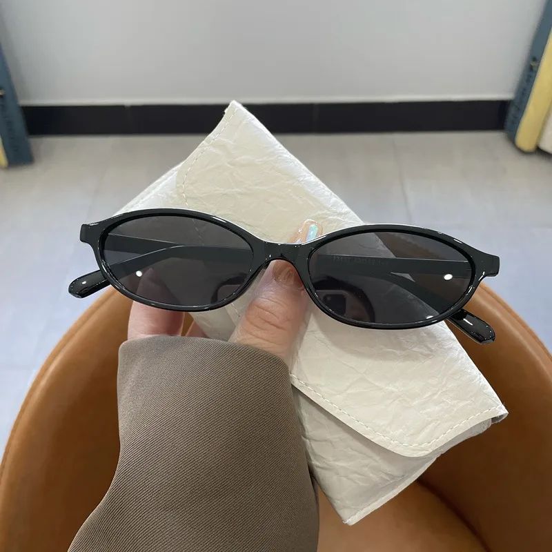 Europäische und amerikanische ovale Sonnenbrille mit kleinem Rahmen, neuer Modetrend, schlichte, temperamentvolle Damen-Retro-Farbsonnenbrille