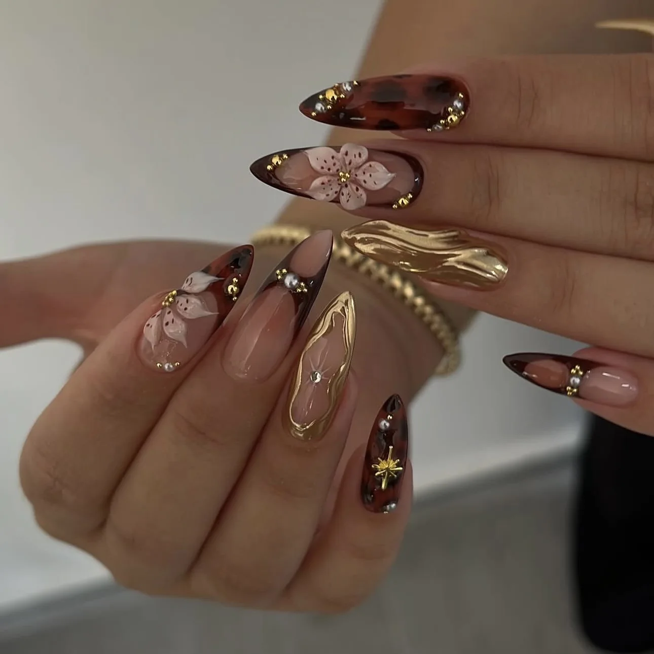 

24PCS Retro Almond Press on Nails Carved Flowers Brown Leopard Print with Golden Patterns French False Nails for Women Wearable