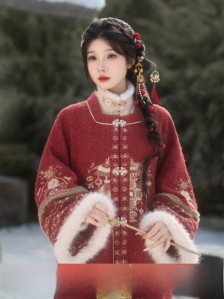 

Оригинальный комплект Hanfu для новогодних праздников: короткая рубашка и длинное пальто с воротником-стойкой в стиле династии Мин.