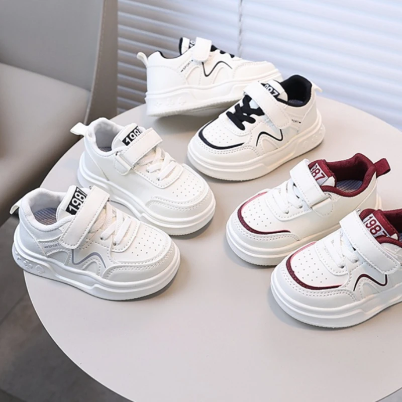 

Весенне-осенние детские спортивные кроссовки 2026: Новая корейская ретро-модель, дышащие, мягкие, повседневные, нескользящие, для девочек-школьниц