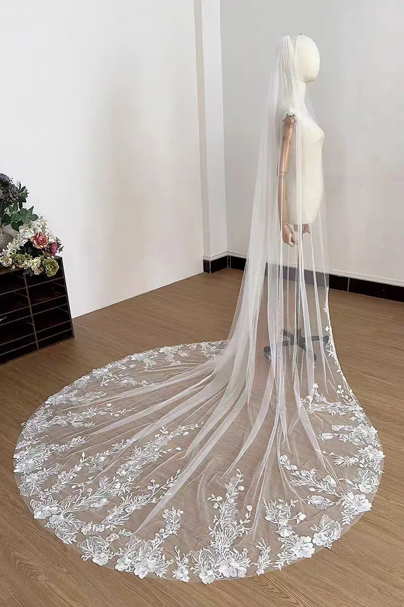 

one-Layer Bridal Veil 2.8m Length x 2.6m Wide Features Metal Hair Comb Large Tree-Shaped Lace Embellishment Petite Chapel Veil