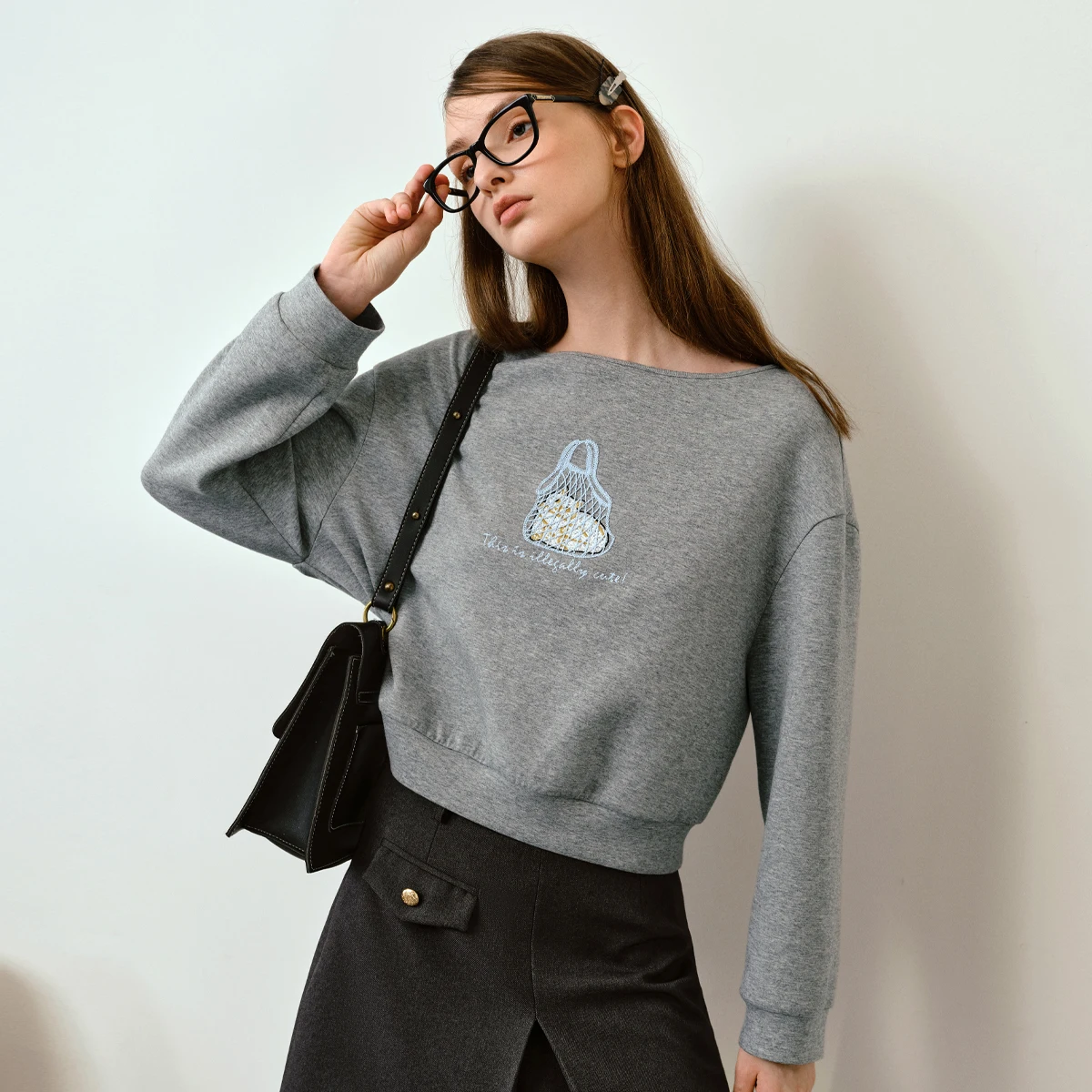 OLrain 2026 Fall Women Grey Round‑neck Cropped Long‑sleeve Casual Embroidery Print Pullover Sweatshirt Daily Wear M57QR000131