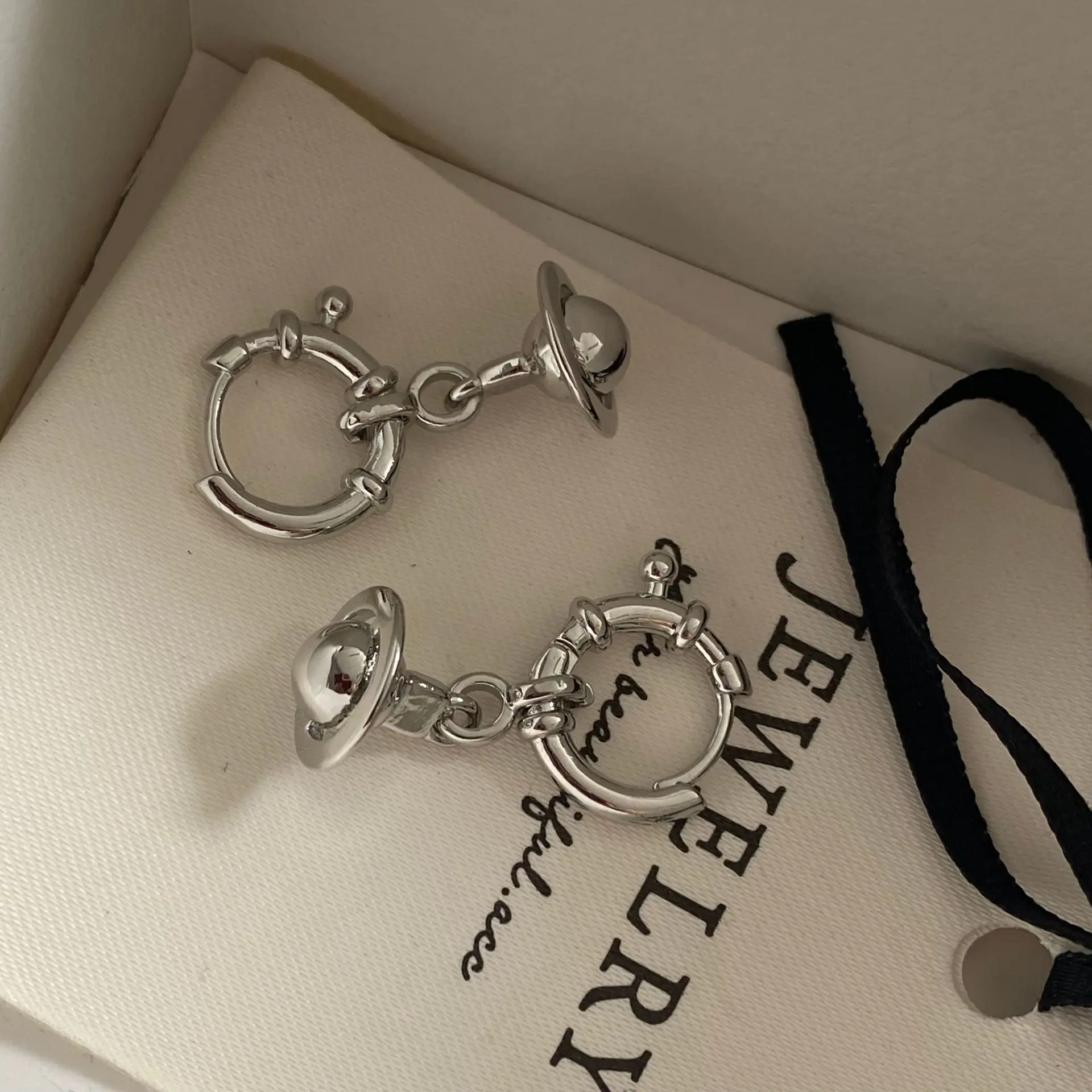 Light Luxury Three-Dimensional Ear Buckle Fashion Earrings for Women Daily Wear Simple Design Jewelry Accessory