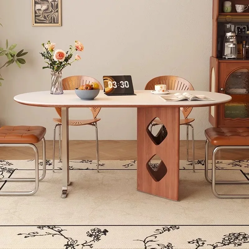 Tavolo da pranzo antico in legno massello nordico francese con lastra di roccia color crema moderno e semplice