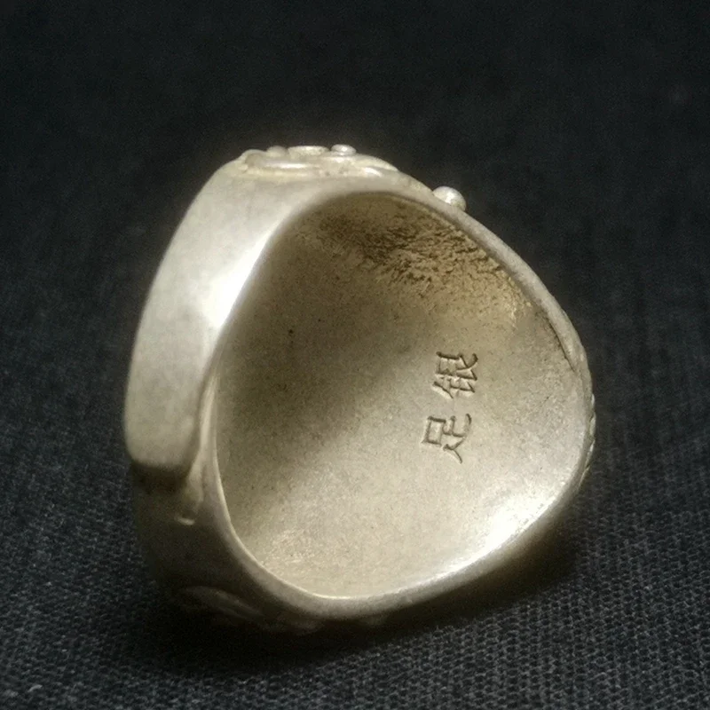 خاتم من الفضة التبتية مصنوع يدويًا مع مجموعة اليشم المرصعة هدية زينة رائعة في الصين القديمة