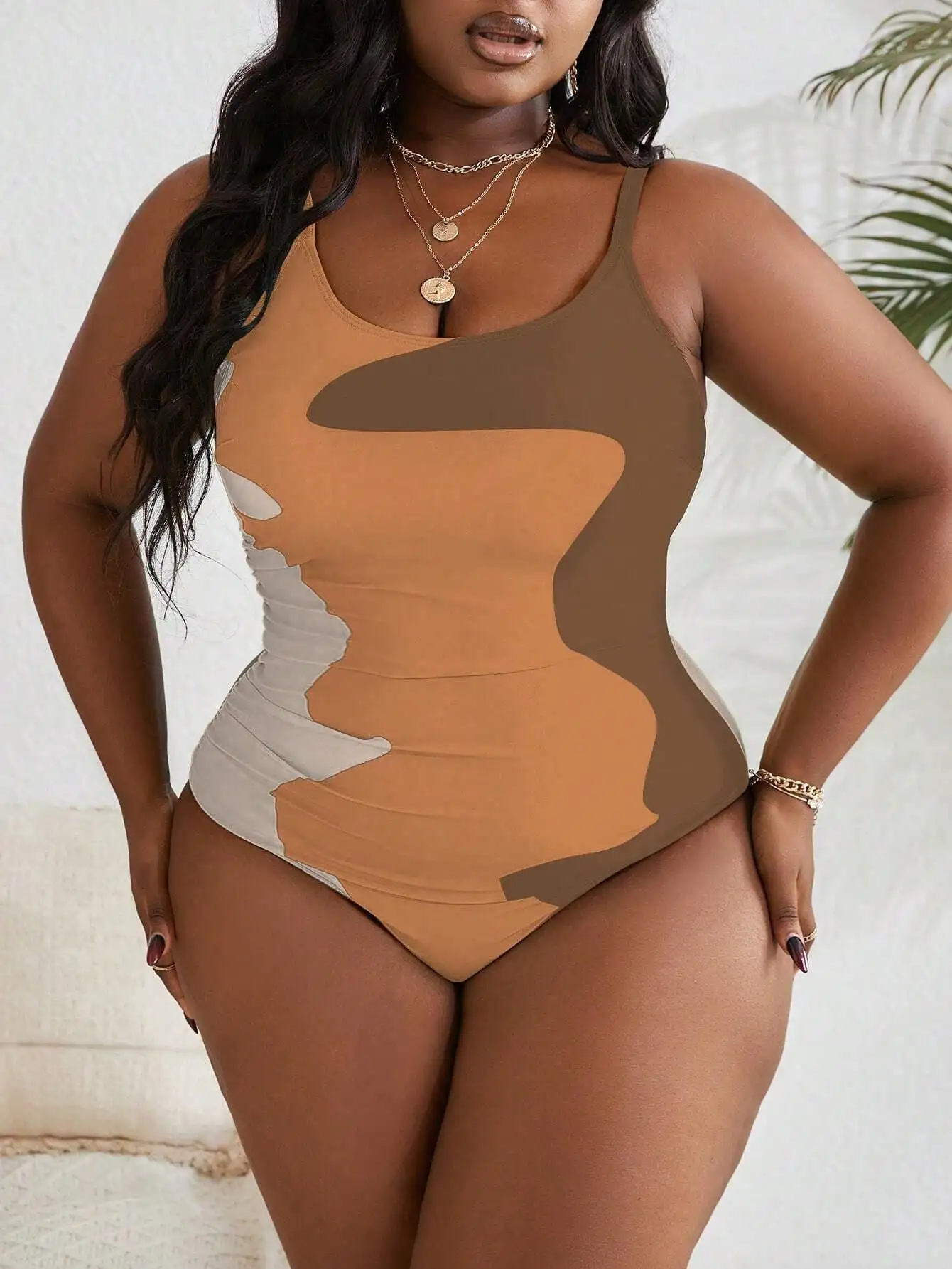 

Цельный купальник больших размеров с абстрактным принтом и драпировкой по бокам для летнего пляжного отдыха