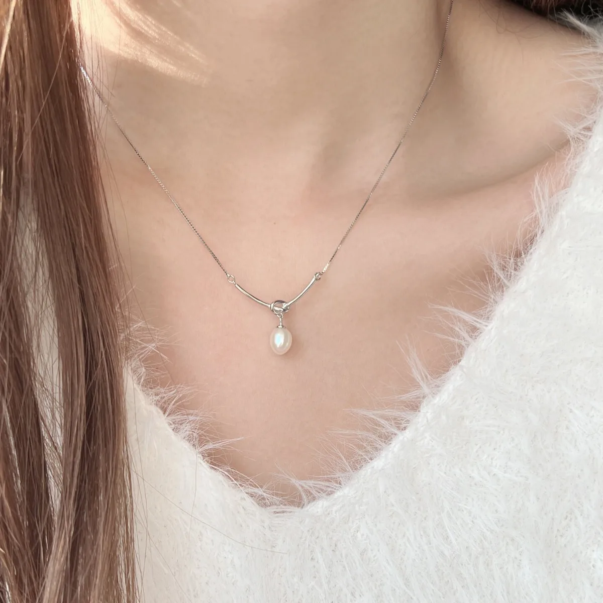 Simple Knot Design Imitation Pearl Necklace 2024 New Style Light Luxury Temperament High-End Niche Clavicle Chain Birthday Gift