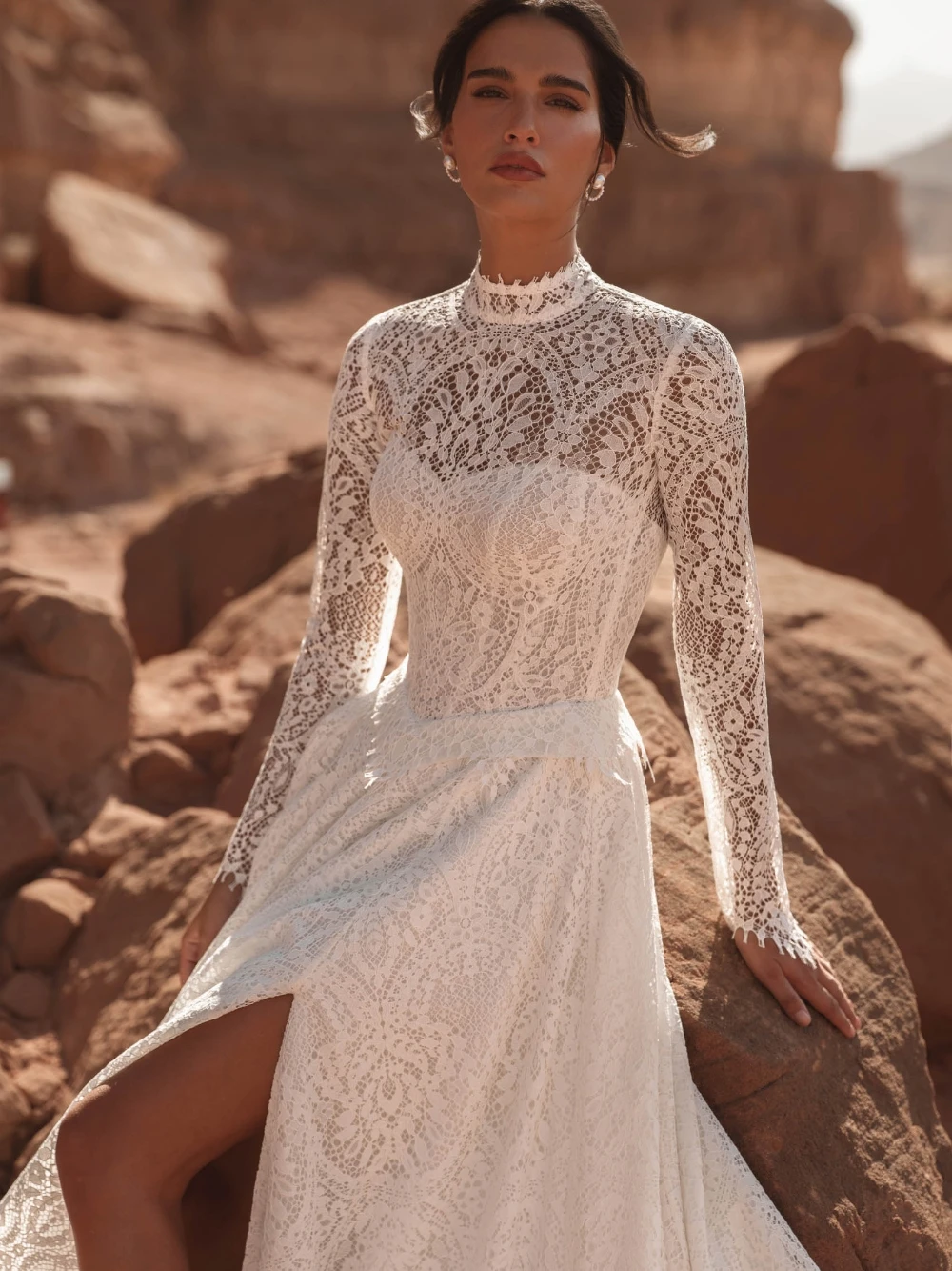 SAROULU Bescheidenes, langärmliges Spitzenhochzeitskleid, edles A-Linien-Brautkleid, individuelles Brautkleid, offener Rücken, verträumte, zarte Brautmode