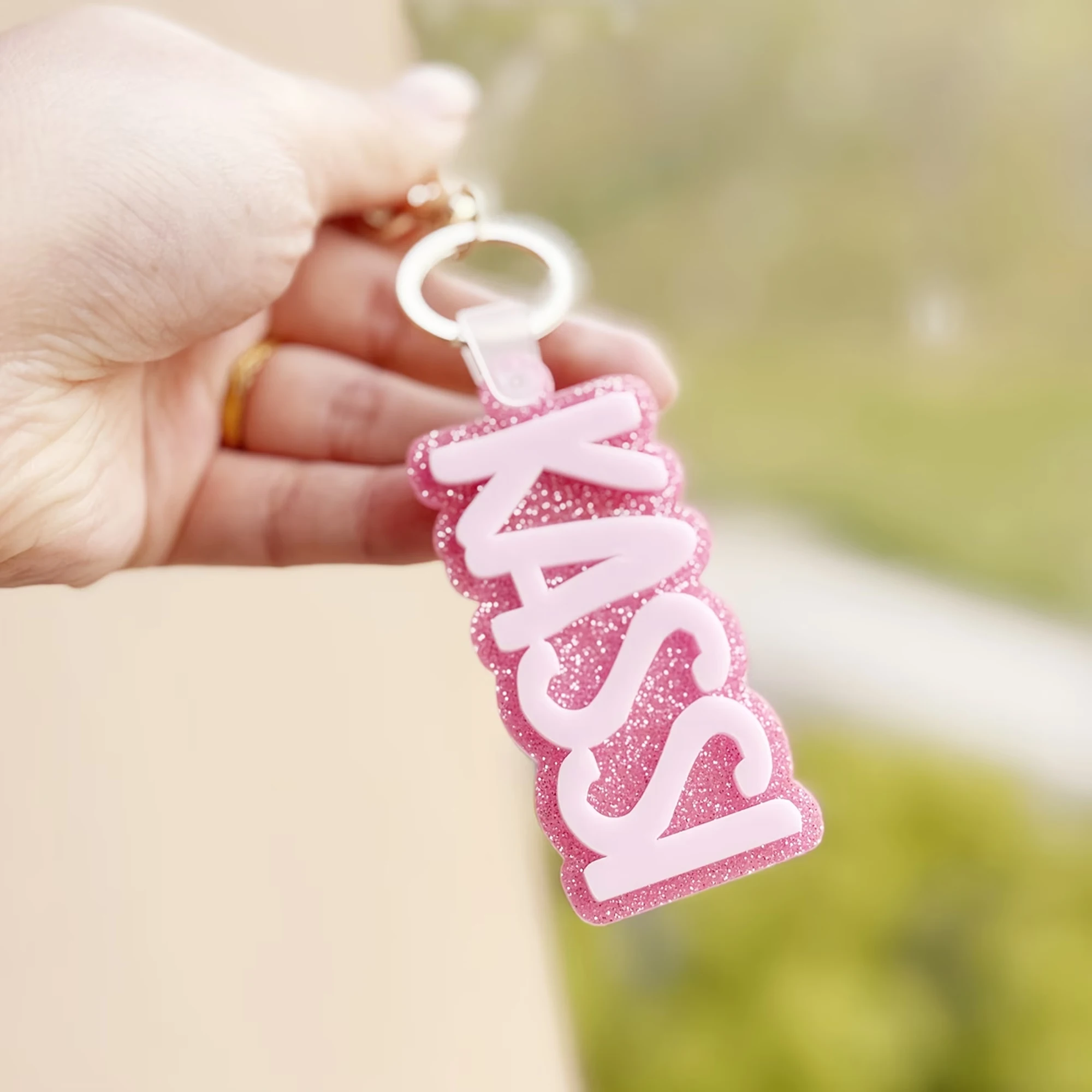 Personalisierter Namens-Schlüsselanhänger, Individueller Buchstaben-Acryl-Schlüsselanhänger, Aufrechter Anhänger mit Namen, Geburtstagsgeschenk für Freundin – Detail 4