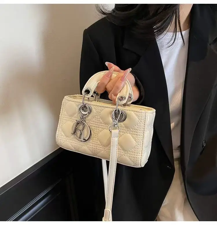

Elegant Leather Clutch Bag With Golden Hardware - Unique Minimalist Design For Casual Outings And Luxury Events