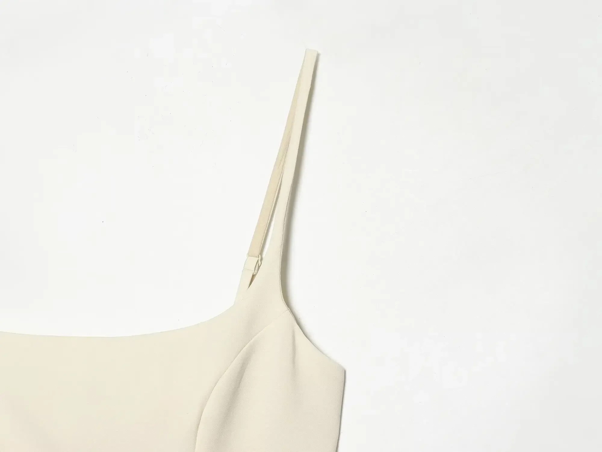 KONDALA Damen Elegantes, einzigartiges Camisole-Top mit unregelmäßigem Saum – Sommer 2026 Trendiges, sexy, lässiges, schmales Oberteil für Frauen – Minimalistisches, schickes Trägertop – Detail 8