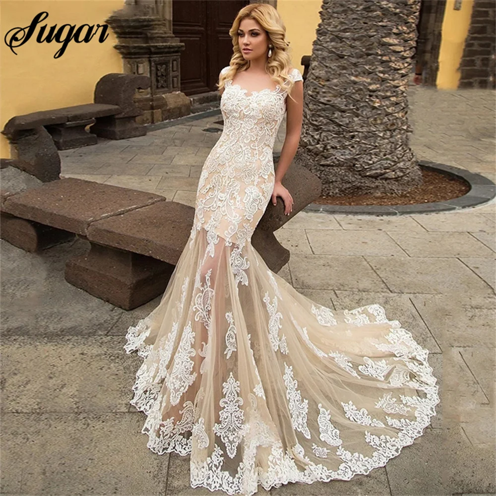 Vestidos de novia transparentes de sirena con cuello redondo, manga casquillo, encaje, champán claro, botón de ilusión, apliques de tul, tren de barrido