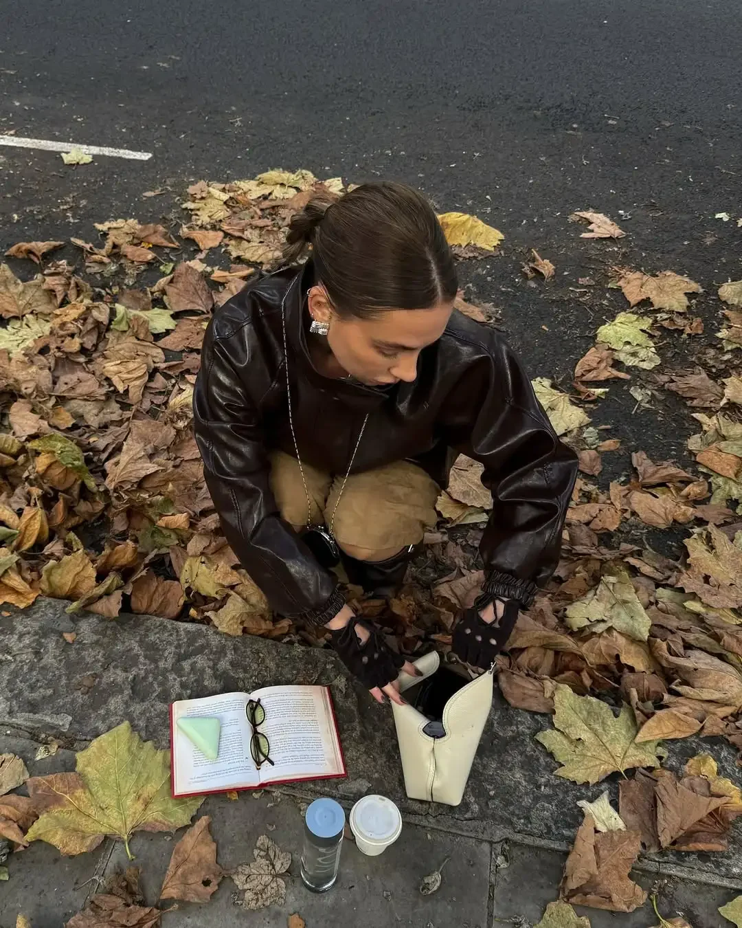 레트로 레이스업 광택 가죽 재킷 여성 패션 라펠 허리 조임 긴 소매 숏 재킷 여성 2025 출퇴근 아우터 신상