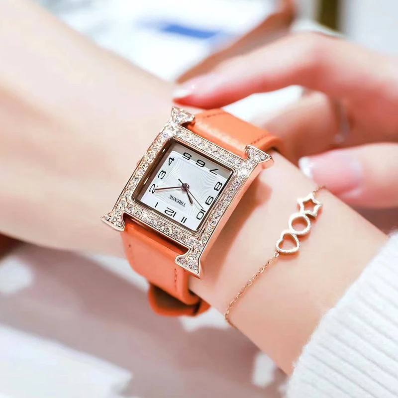 2025 ساعة نسائية جديدة موضة مربعة الذهب الوردي ساعة موضة جلدية ماركة ساعة نسائية كوارتز مقاومة للماء