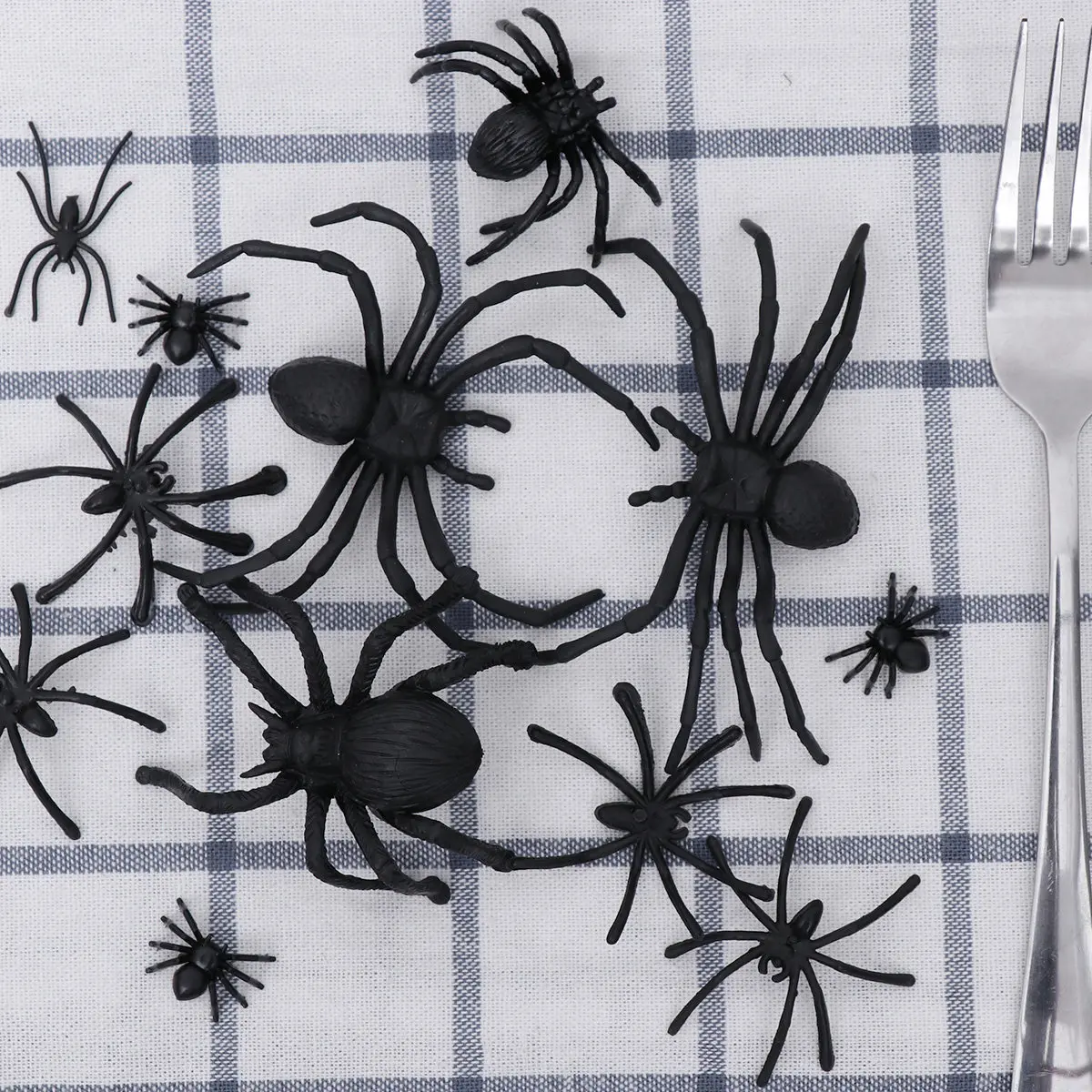 

16 шт. Имитация насекомых для Хэллоуина, пластиковые пауки для вечеринок, костюмированных игр, розыгрышей и приколов