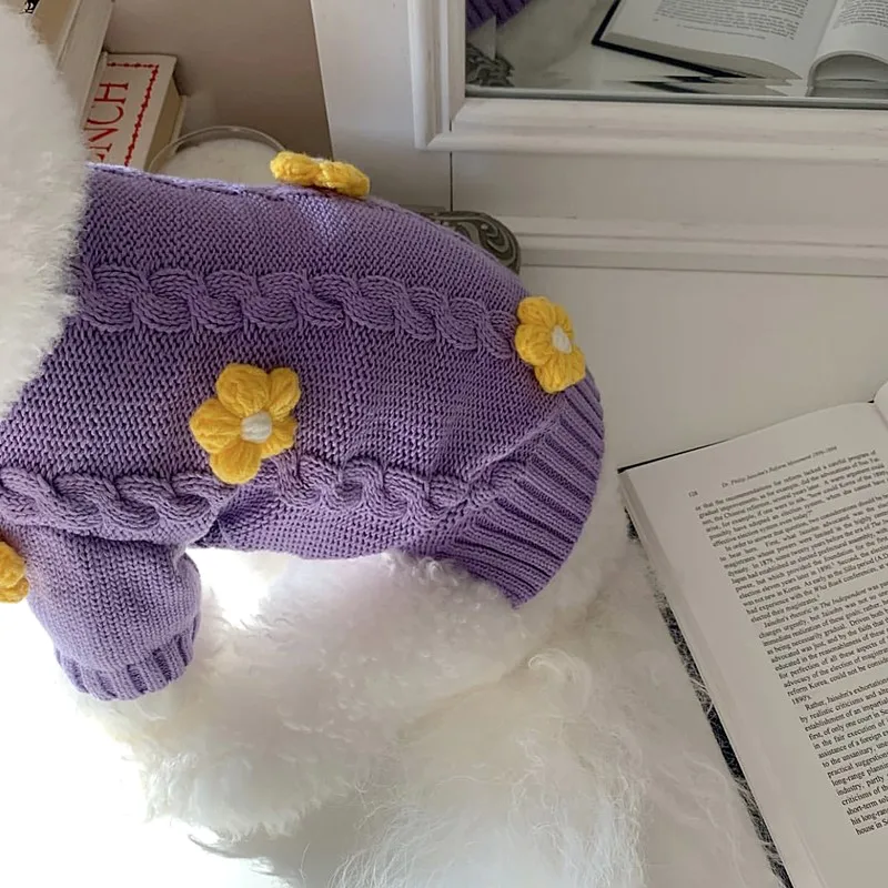 Ropa cálida de flores para perros, suéteres morados a la moda para mascotas, tejidos de peluche más suaves que los osos, otoño