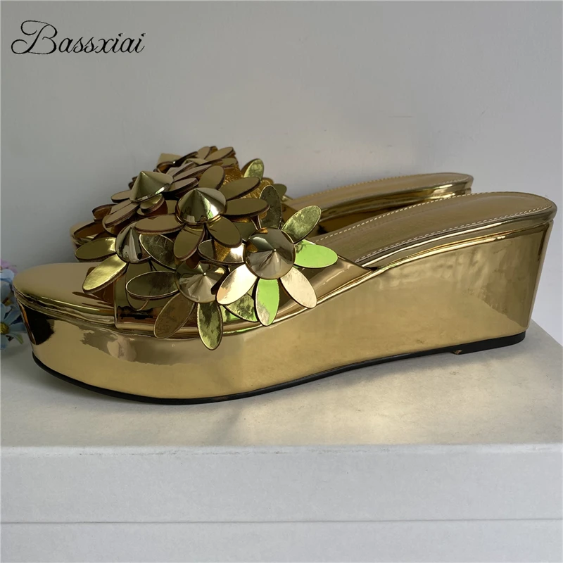 

Сандалии с заклепками и цветочным узором, женские роскошные лакированные кожаные сандалии на высокой платформе, летние туфли-лодочки на танкетке с открытой пяткой