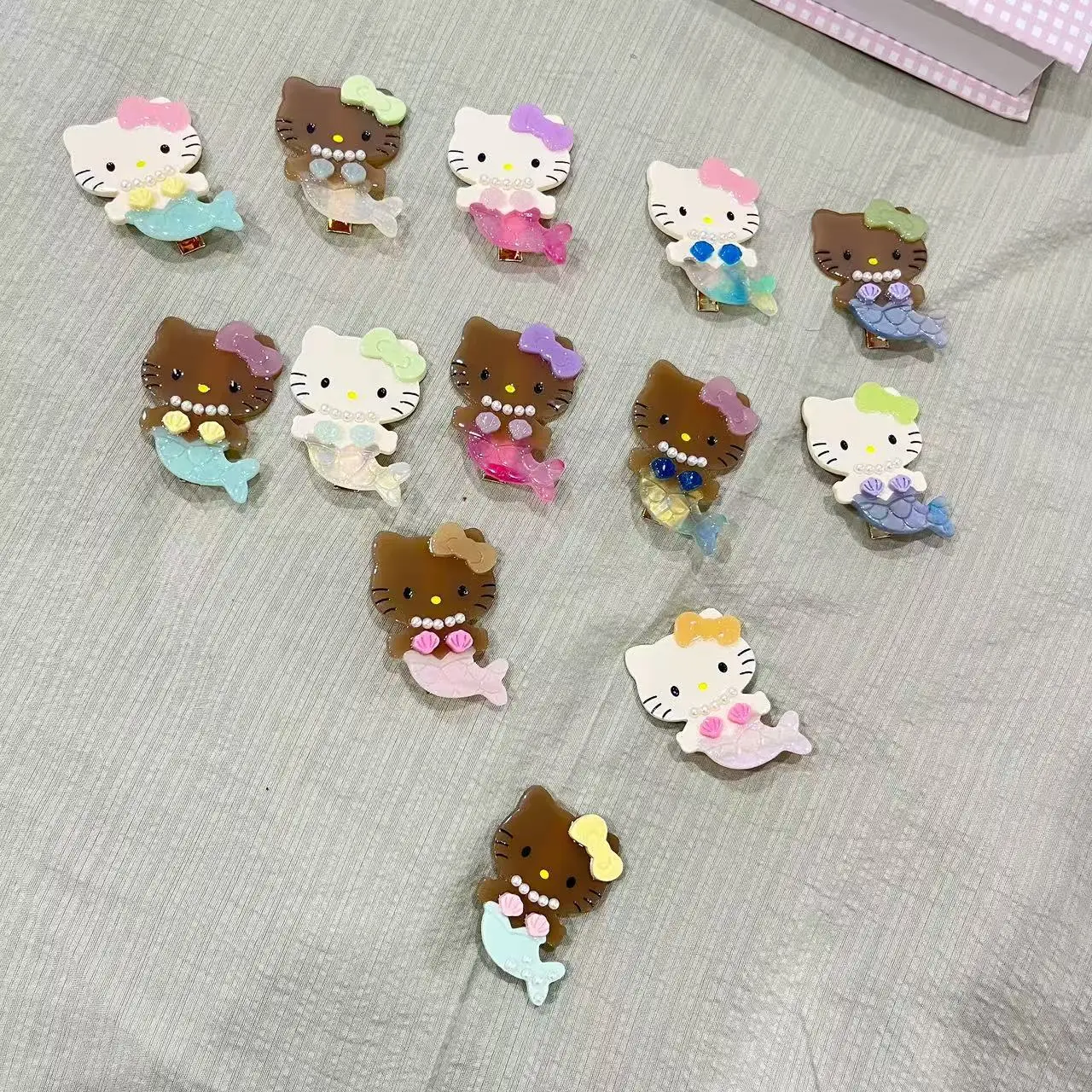 

Anime Hello Kitty Summer Vacation Wind Mermaid KT Cat Hairpin Acetic Acid Color Duckbill Clip Pearl Bang Clip with Cute Cartoon