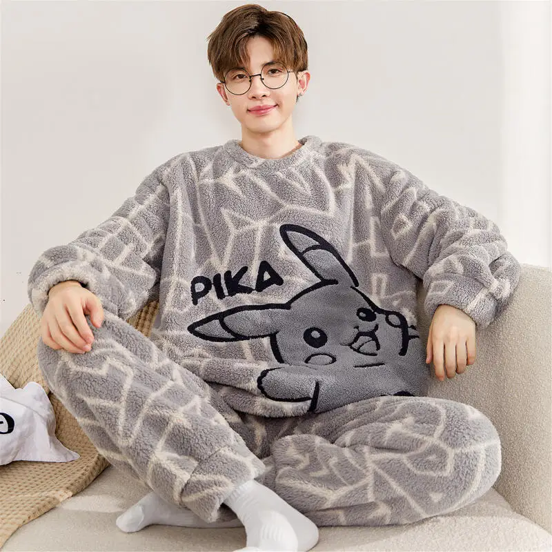 ชุดนอนผ้าฟลีซหนานุ่มลายโปเกมอน ปิกาจู เก็นการ์ สำหรับผู้ชาย ลายการ์ตูนอนิเมะ ให้ความอบอุ่นและหนา เหมาะสำหรับใส่ในบ้าน ของขวัญเทศกาล