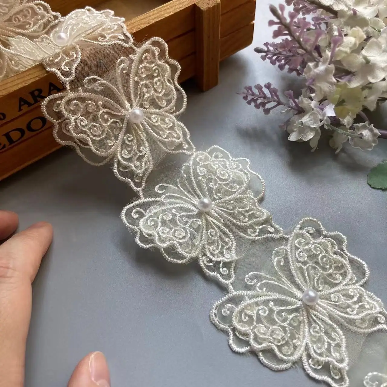 1 Yard avorio farfalla fiore perla pizzo ricamato rifiniture nastro tessuto Patchwork abito da sposa forniture per cucire fai da te Craft 6x5cm